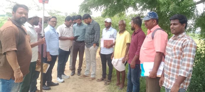 రామానుజాపురంలో రీసర్వే పనుల పరిశీలన