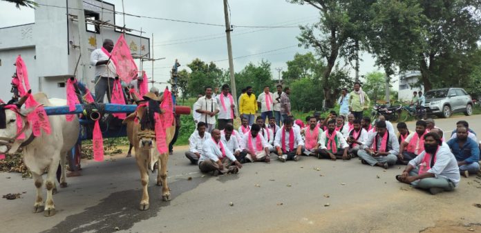 కరెంటు కోసం ఎడ్లబండితో రైతుల ఆందోళన