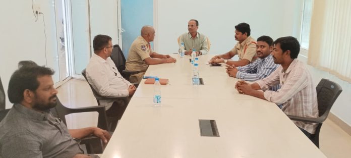 ఆయిల్ ఫెడ్ ఫ్యాక్టరీల యాజమాన్యాలతో పోలీసుల భేటీ