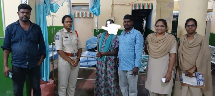 మానవత్వం చాటిన ముధోల్ ఎస్ఐ