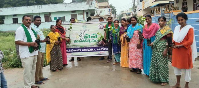 పర్యావరణ పరిరక్షణ కొరకు మొక్కలు నాటాలి