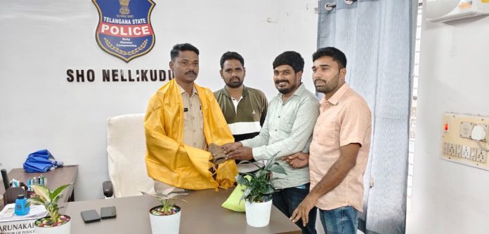 ఎస్ఐని సన్మానించిన డీమార్ట్ యజమాన్యం