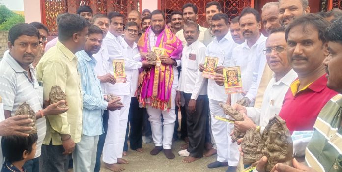 మట్టి వినాయకులనే పూజించాలి