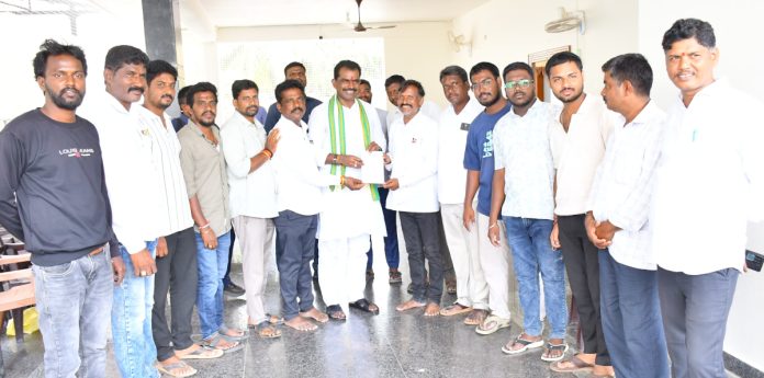 నవరాత్రి ఉత్సవాలకు రావాలని ఎమ్మెల్యేకు ఆహ్వానం