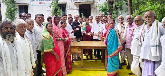 లబ్దిదారులకు స్మార్ట్రేషన్ కార్డుల పంపిణీ