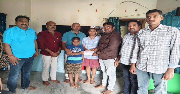 శ్రీలత కుటుంబానికి ఇన్సూరెన్స్ చెక్కు అందజేత