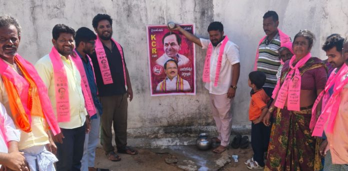 కేసీఆర్ చిత్రపటానికి పాలాభిషేకం