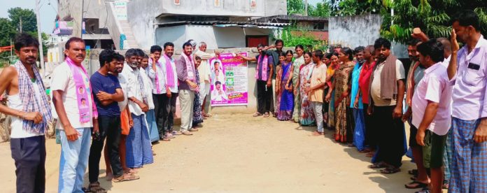 కేసీఆర్ చిత్రపటానికి పాలాభిషేకం