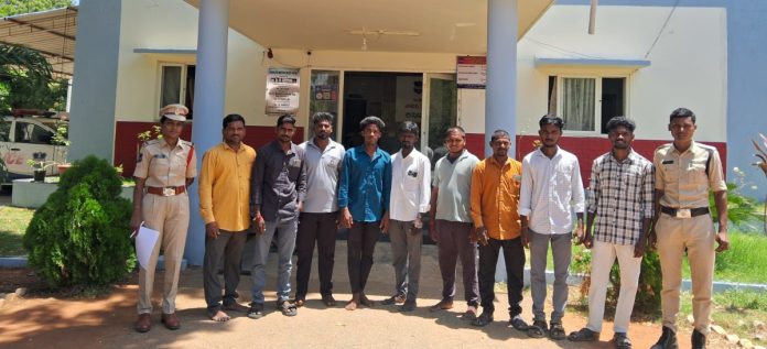 మక్తల్లో డీజేలపై పోలీసుల ఉక్కుపాదం