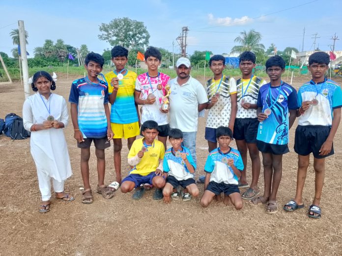 జోనల్ స్థాయి క్రీడల్లో జిల్లా స్థాయికి ఎంపికైన మండల క్రీడాకారులు