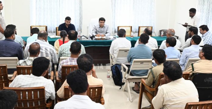 పుష్కరాల పనులు గడువులోగా పూర్తి చేయాలి: కలెక్టర్