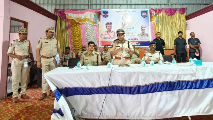 గణేష్ నిమజ్జన విధులు సక్రమంగా నిర్వహించాలి: ఎస్పీ జానకి షర్మిల
