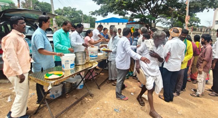 స్నేహితురాలి గుర్తుగా అన్నదానం