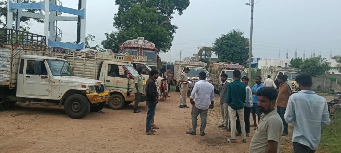అనుమతి లేకుండా తరలిస్తున్న పశువుల పట్టివేత