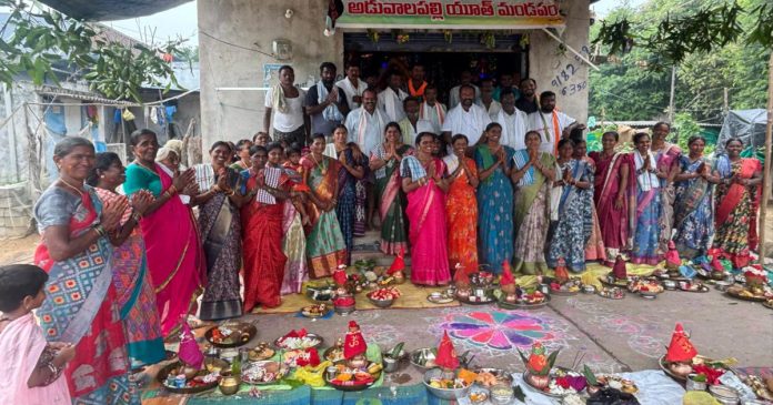 Mass saffron worship at Ganesh Mandapam