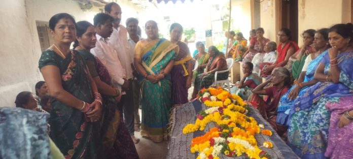 పండ్ల వ్యాపారి మల్లేశంకు ఘన నివాళి