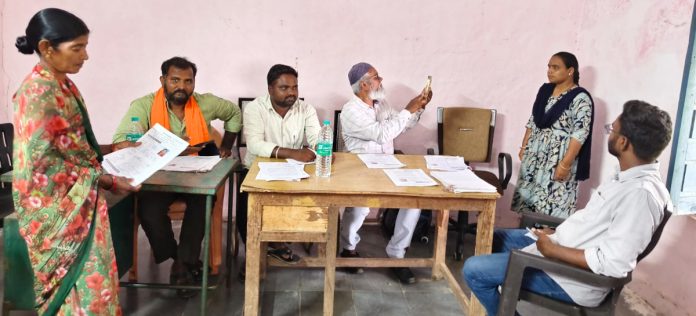 ఆసరా పెన్షన్ల దరఖాస్తులను పరిశీలించిన డిప్యూటీ తహసిల్దార్