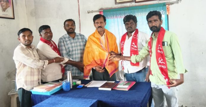 CPI(M) leaders congratulate MPDO Narender Reddy
