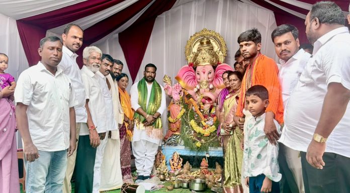 గణపతి హోమంలో పాల్గొన్న బీర్ల దంపతులు
