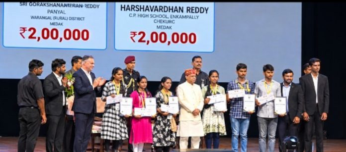 ప్రణవికి గవర్నర్ చేతుల మీదుగా శ్రీరామ్ ఇన్సురెన్స్ ప్రతిభా పురస్కారం Shriram Insurance Pratibha Award presented to Pranavi by Governor