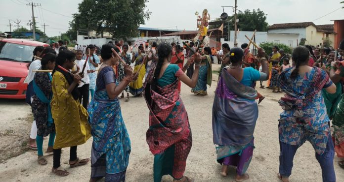 ఆటపాటలతో షేత్కరి గణేష్ నిమజ్జన ఊరేగింపు Shetkari Ganesh immersion procession with games and songs