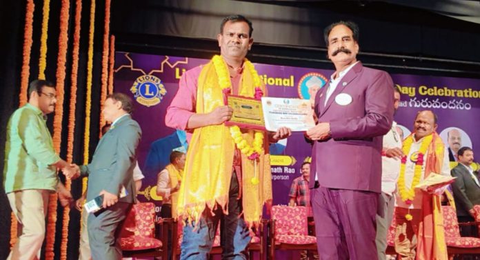ఉత్తమ ఉపాధ్యాయ అవార్డు అందుకున్న కాంబ్లె సాయిలు