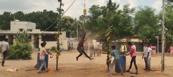 ఉత్సాహంగా ఉట్లు కొట్టిన విద్యార్థులు