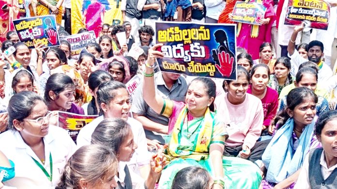 విద్యా వ్యవస్థను దెబ్బతీస్తున్న ముఖ్యమంత్రి