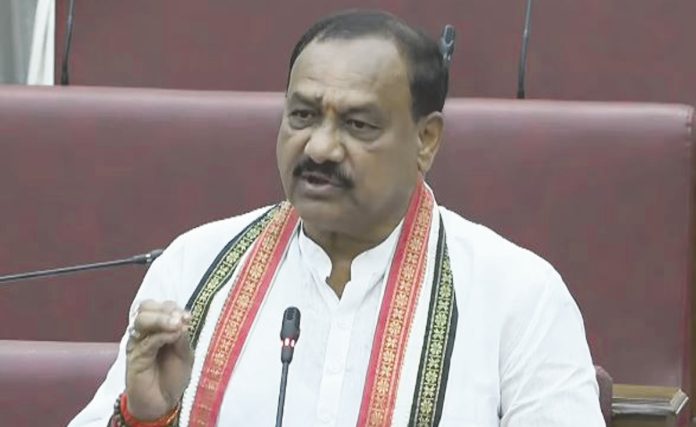 టీషర్టులపై అభ్యంతరకర వ్యాఖ్యలున్నాయనే పోలీసులు అడ్డుకున్నరు