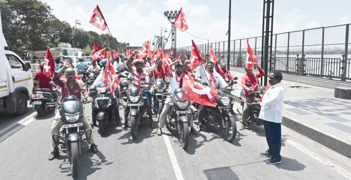 నిజాం మెడలు వంచిన ఘనత ఎర్ర జెండాదే
