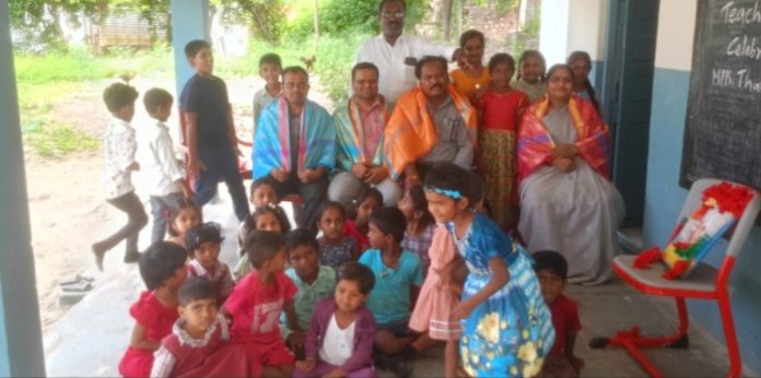 ఉపాధ్యాయులను సన్మానించిన సర్పంచ్ బండి స్వామి