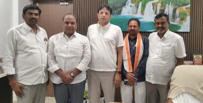 మంత్రి శ్రీధర్ బాబును కలిసిన కాటారం డివిజన్ కాంగ్రెస్ పార్టీ అధ్యక్షులు