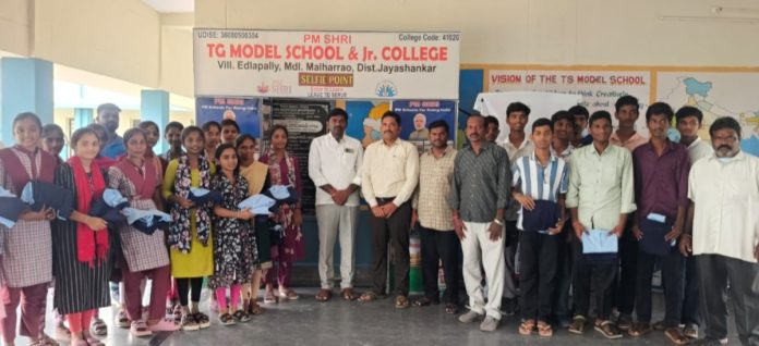 విద్యార్థులకు ఏకరూప దుస్తులు పంపిణీ