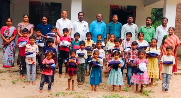 వెల్మలపల్లిలో విద్యార్థులకు ఏకరూప దుస్తులు పంపిణీ