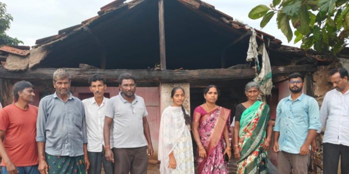 అకాల వర్షంతో కూలిన ఇంటిగోడ House wall collapsed due to untimely rain