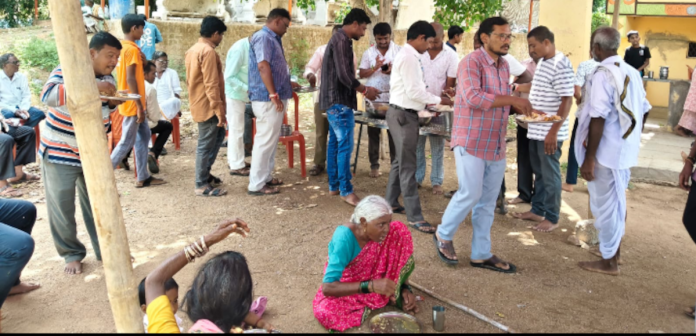 హౌసింగ్ బోర్డు కాలనీలో అన్నదానం
