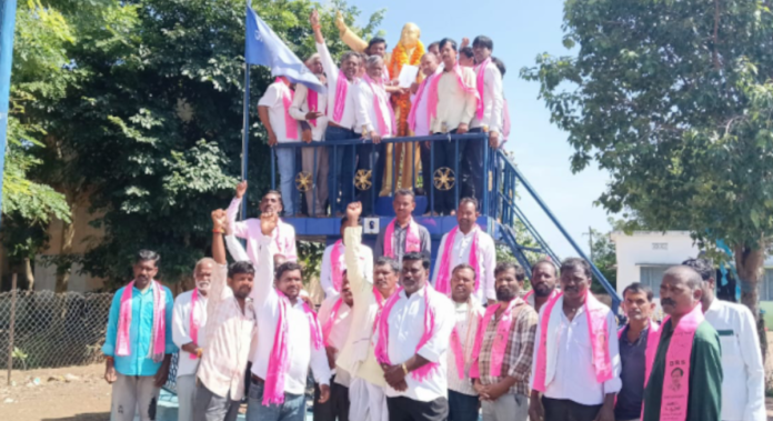 అంబేద్కర్ విగ్రహానికి బీఆర్ఎస్ నాయకులు వినతులు