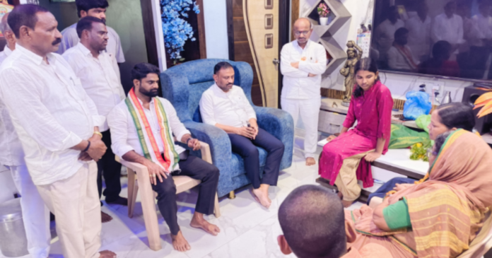 మాజీ ఎంపీపీ కుటుంబాన్ని పరామర్శించిన ఎమ్మెల్యే