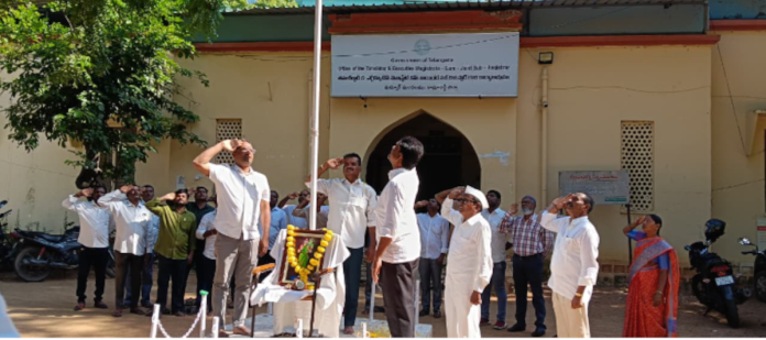 ప్రభుత్వ కార్యాలయాల్లో రెపరెపలాడిన జాతీయ జెండా