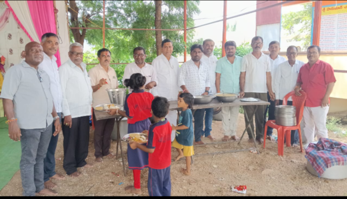 శ్రీరామ హౌసింగ్ బోర్డ్ గణేష్ మండపం వద్ద అన్నదానం