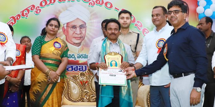 జిల్లా ఉత్తమ ఉపాధ్యాయుడిగా గ్యార వెంకటేష్