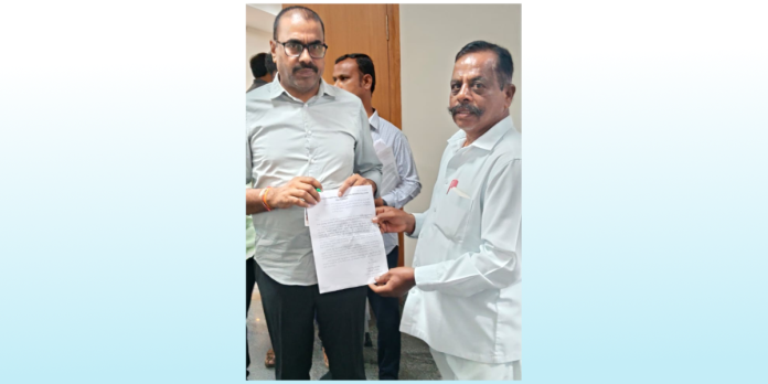 మున్సిపల్ వాణిజ్య స్థలాన్ని కబ్జాదారుల నుంచి కాపాడాలి