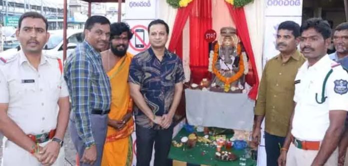 హెల్మెట్ ధరించిన వినాయకుడు
