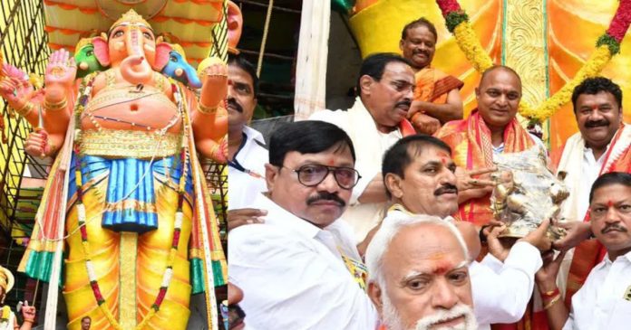Former Minister Talasani visits Khairatabad Mahaganapati
