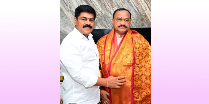 టీపీసీసీ అధ్యక్షునికి ఘన సన్మానం