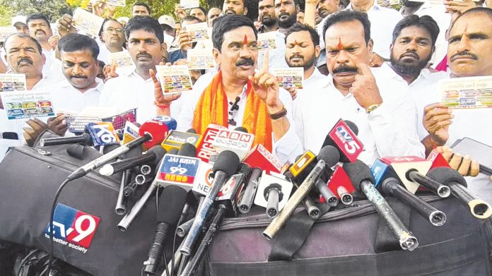 కాంగ్రెస్కు కవిత పరోక్ష సహకారం