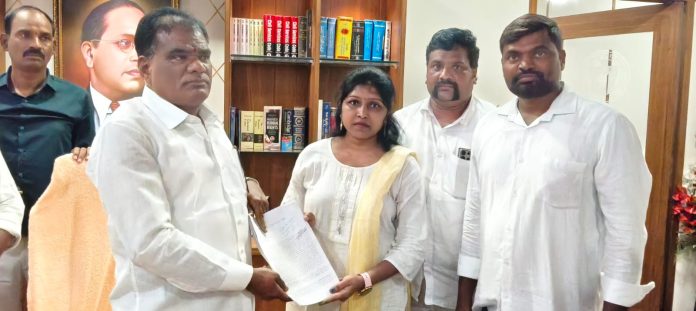 సోషల్ మీడియా వేధింపులపై ఎస్సీ, ఎస్టీ కమిషన్ను ఆశ్రయించిన జర్నలిస్టు