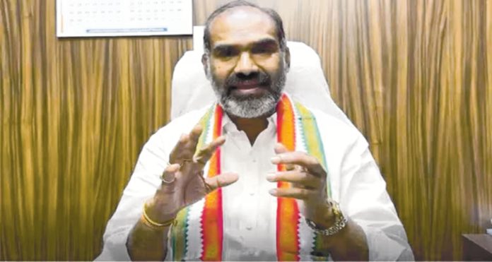 గడీలు బద్దలు కొట్టాం