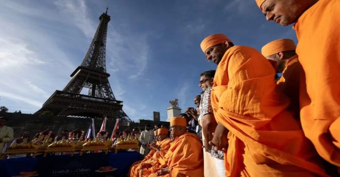 Eiffel Tower staff protest