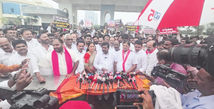 కాంగ్రెస్ బొగ్గునూ అమ్ముకుంటోంది The Congress is selling off coal too.